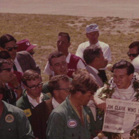 Le journal de la victoire imprimé à la fin de la course pour l'arrivée...